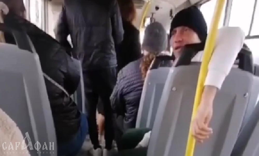 «Развалился на сиденье как у себя дома на диване»: пассажиры краснодарской маршрутки дружно отвернулись, пока странный мужчина в черной шапке донимал женщин и детей