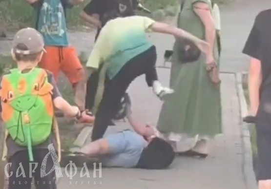 Прыгал по голове ребенка, а мать просила еще: вместе с сыном скандалистка устроила зверство на детской площадке, пока жертва не рухнула без сознания