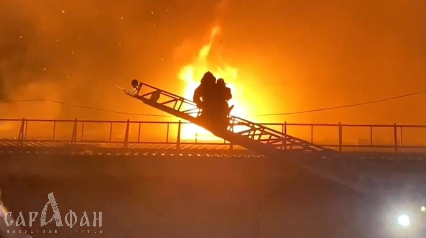 В Краснодаре до раннего утра тушили пожар в ресторане на улице Зиповской 