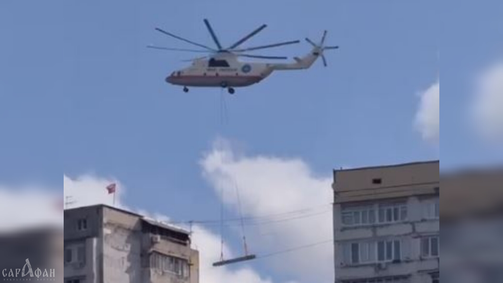 Бетонная труба рухнула с неба во двор жилого дома в Сочи
