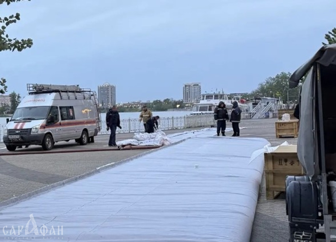 Вышедшую из берегов реку на набережной Краснодара сдерживают дамбой, чтобы вода не хлынула в многоэтажки