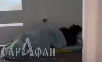 «Просто валяется и дрыхнет, а мои дети одни»: напуганная семья слушала длинные гудки, пока их малышки сидели в грязных постелях за намертво запертой дверью детсада
