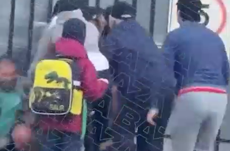 «Вцепилась в дочку мертвой хваткой»: неизвестные здоровяки терзали женщину на земле как тряпичную куклу, пытаясь вырвать из рук самое ценное – ее ребенка  
