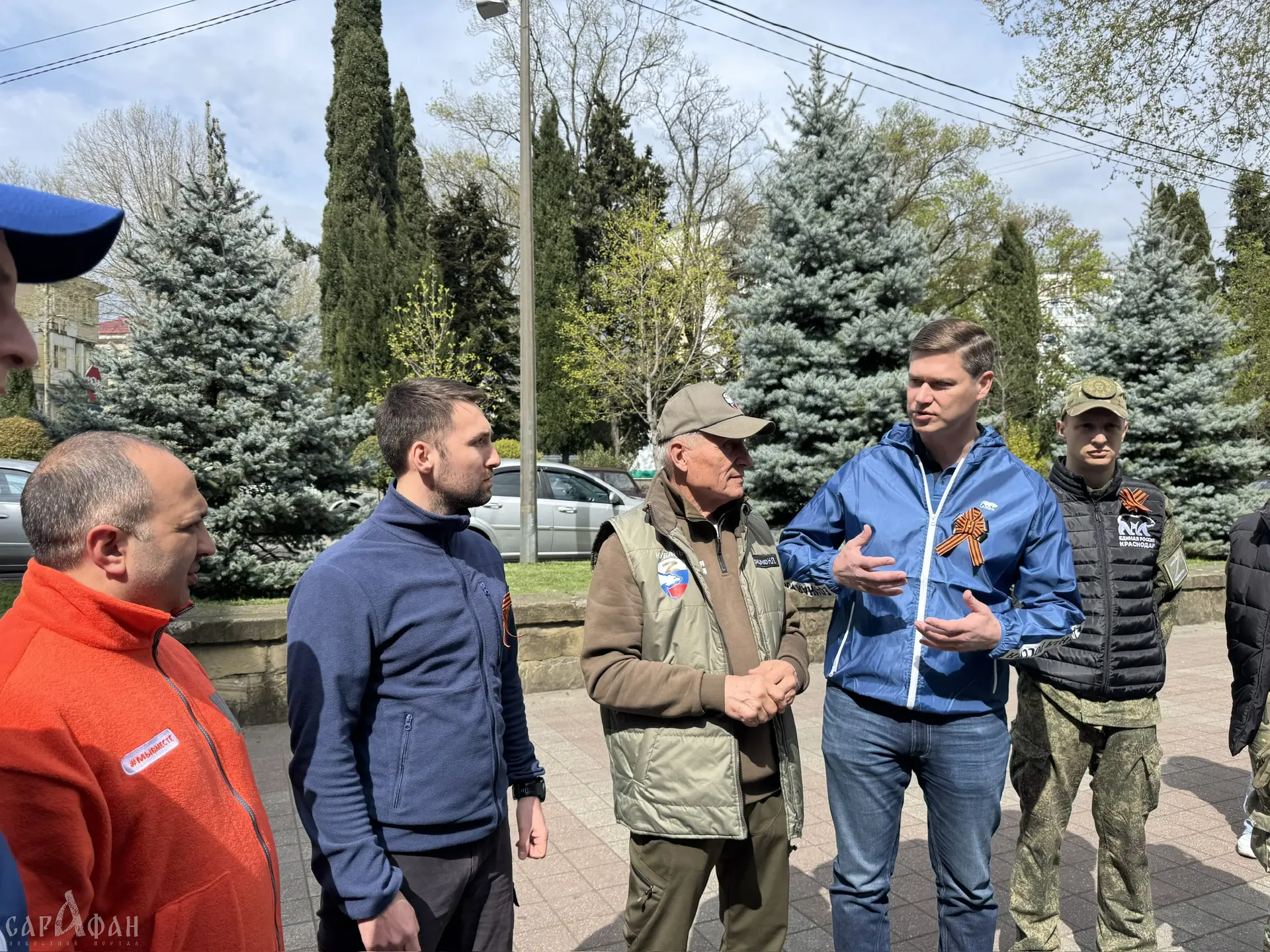 В Туапсе привезли гуманитарную помощь для волонтеров, приводящих в порядок улицы после ЧП