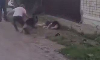 «Вызывайте скорую кто-нибудь!»: пока послушный пес разрывал человеческую плоть, хозяин наслаждался и втаптывал в землю голову своего обидчика