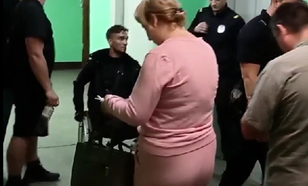 «Уходи отсюда, тварь!»: оставшийся без ног боец СВО вернулся к мирной жизни в старой хрущевке, но приезжие соседи заставляли его ночевать в подъезде, хохоча за закрытыми дверьми