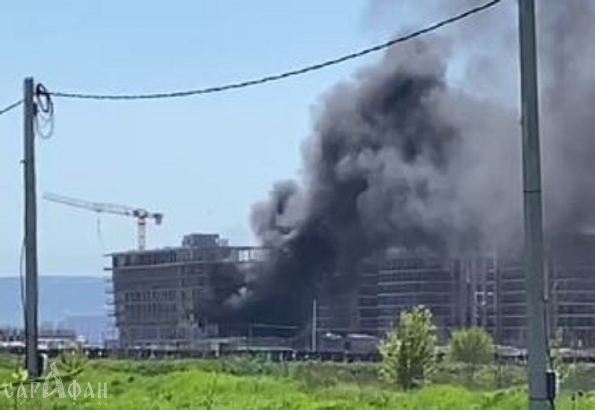 Очевидцы публикуют кадры пылающего паркинга в курортной Анапе