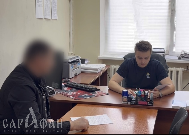 «Поворачивайся, снимай штаны!»: избиение дрожащего и запуганного мужчины снимали на камеру, оказалось что под плеть изверга попал не один несчастный