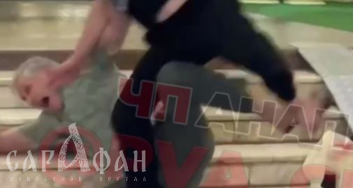 Свалил ударом ноги в полете: босой мужчина, вылетевший внезапно как пробка, накинулся на обидчика брюнетки с дамской сумочкой