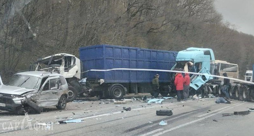 Месиво из машин: фуры, автобус и легковушки попали в жуткую аварию под Новороссийском