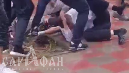 Продолжали пинать уже обмякших на земле: толпа обезумевших подростков изувечила двух школьников под душераздирающие крики женщины, молящей остановить беспредел