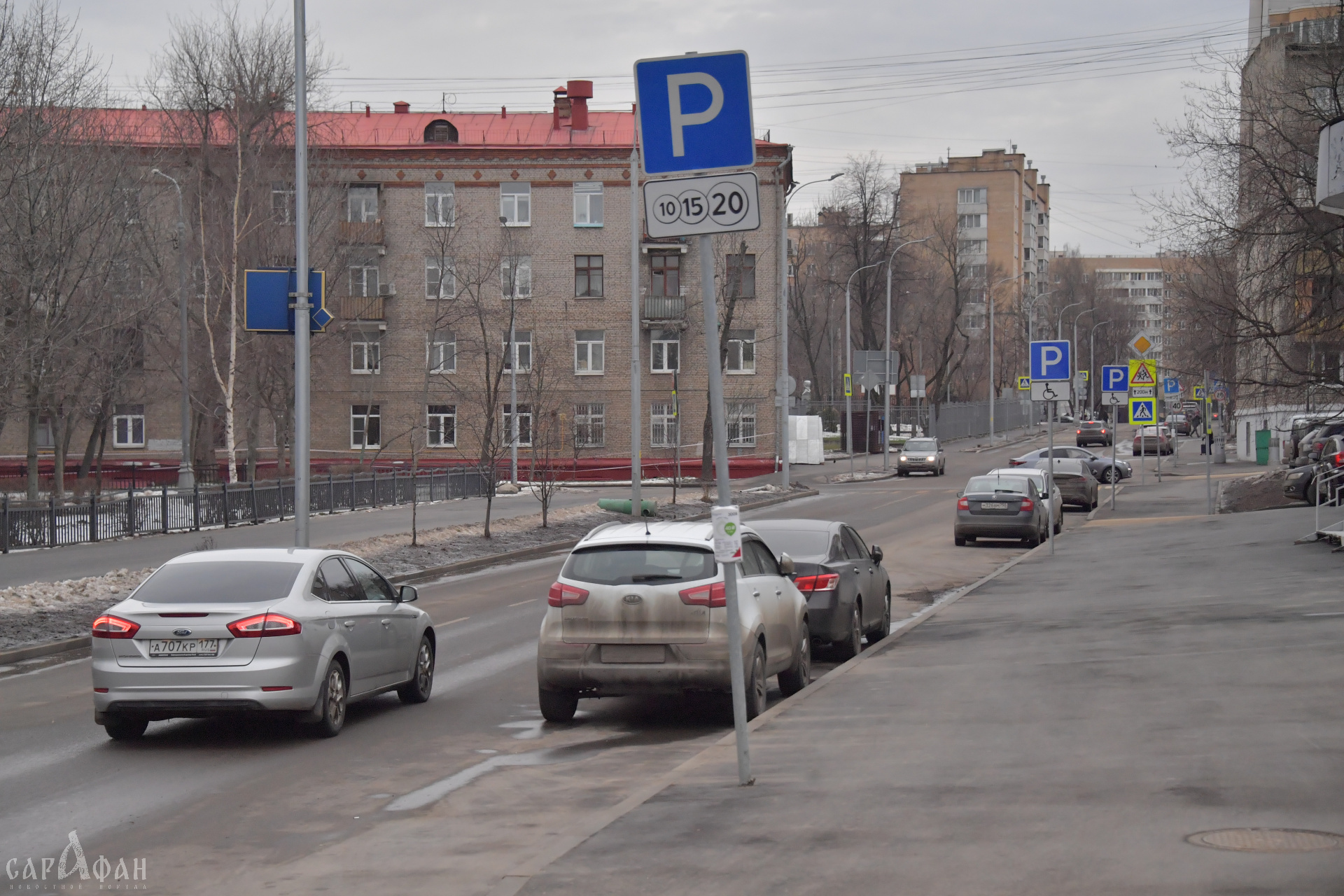 Платные парковки должны быть для «понаехов»: жители кубанской столицы жалуются на появление платных парковок в спальных районах города