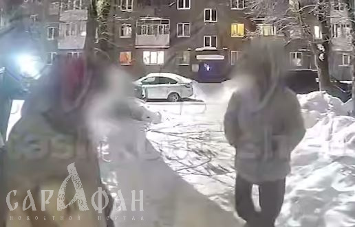 «Люди, помогите!»: несчастная старушка шла за глотком воздуха на улицу, но так и не успела выйти из подъезда, наткнувшись на жестоких барышень с сигаретами в руках 