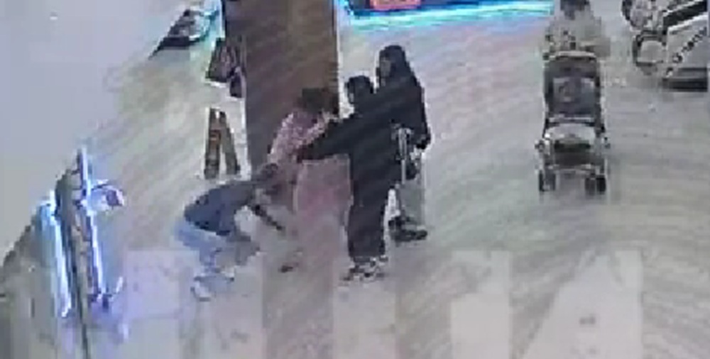 Схватила за волосы и силой впечатала в пол: девушка со всех ног мчалась за забывчивой посетительницей с пакетом, но вместо «спасибо» получила сотрясение и сломанный нос