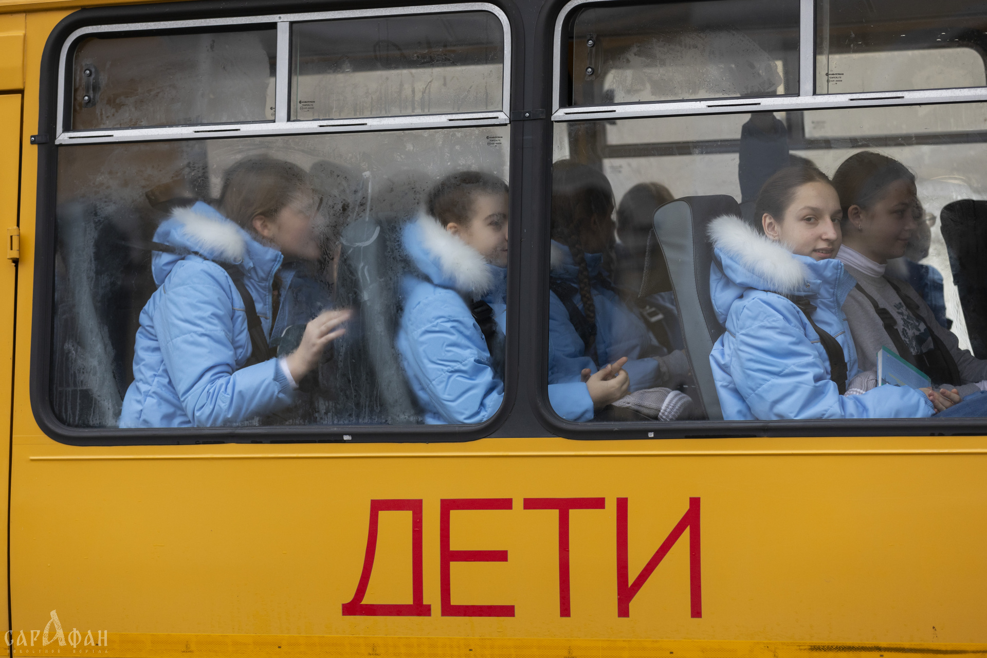 Пока водитель бился в судорогах, школьный учитель спасал детей в автобусе на ростовской трассе 