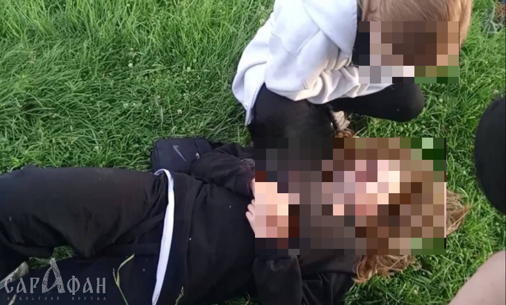 Поставили на колени и забросили в мусорный бак: толпа подростков истязала молодую девушку после отказа