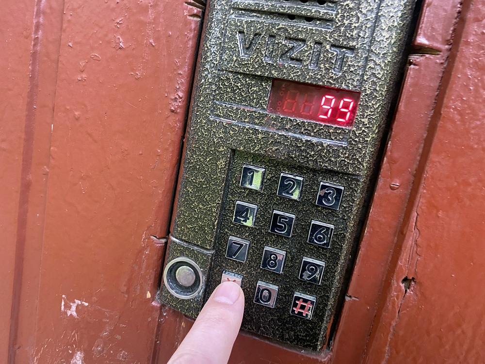 Фаланга сплющена, кость торчит наружу: оторванный палец, который хирург отказался пришивать маленькому мальчику, до сих пор хранится дома в морозилке