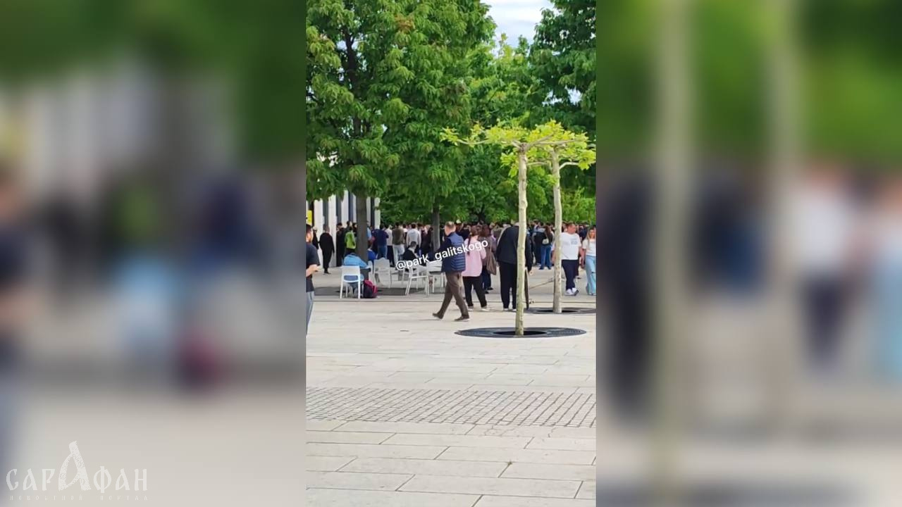«Футбольная болезнь»: кубанские болельщики готовы стоять в километровых очередях, чтобы попасть на игру «быков»