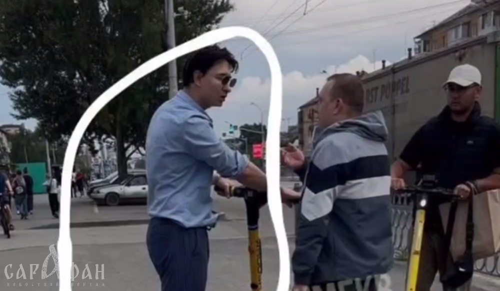 «Чуть не сбил коляску с ребенком»: неадекватный самокатчик отхлестал по лицу двух мамочек за банальную просьбу спешиться