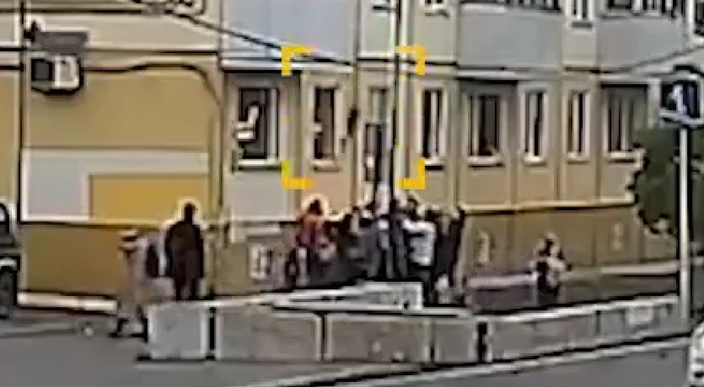 Пламя бушевало, а впереди – только пустота: малыш пролетел четыре этажа и приземлился в руки героев, чьи имена теперь знает вся страна