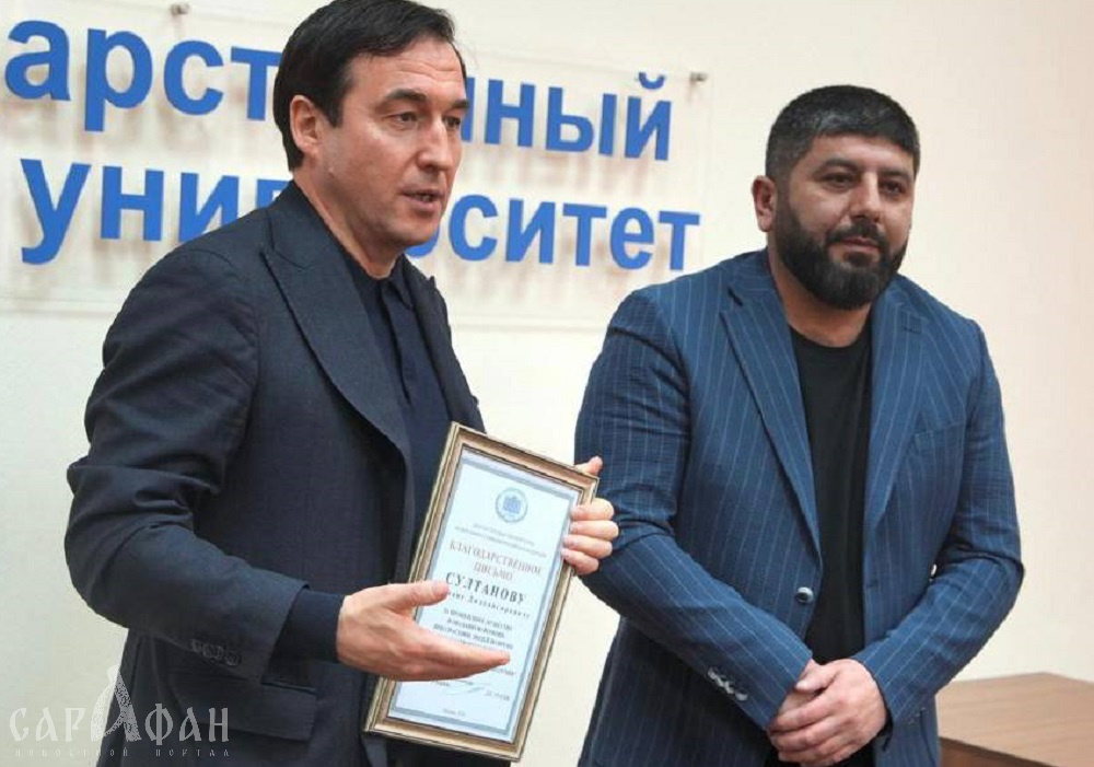 В Госдуме наградили «того самого продавца фруктов» из Краснодара
