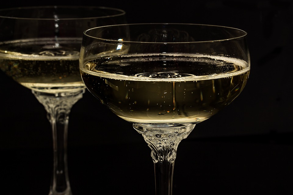 champagne-glasses-1940262_960_720.jpg