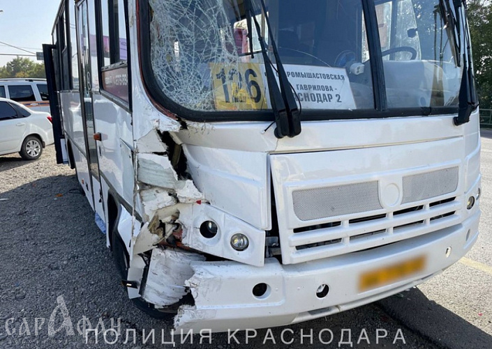 В Краснодаре пострадали 4 человека в результате столкновения маршрутного автобуса и двух карет скорой помощи 