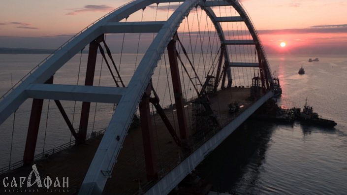 В момент атаки на Севастополь люди на Крымском мосту подхватили гимн России